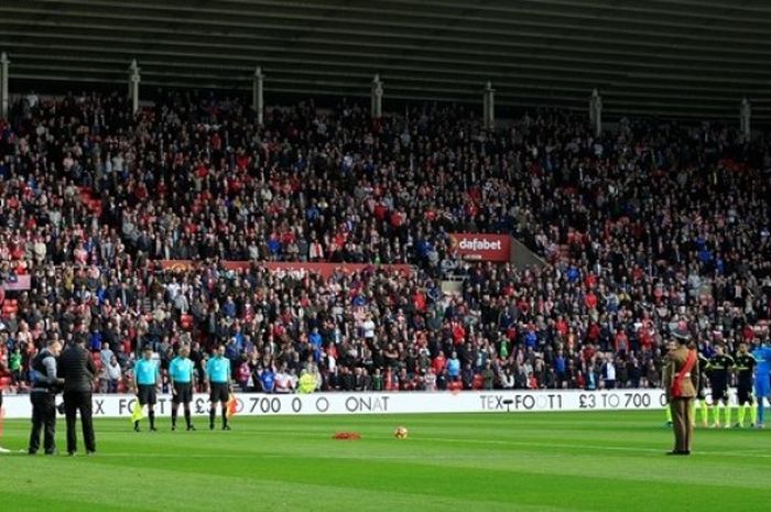  : Pemain membentuk lingkaran dalam peringatan Remembrance Day dengan bunga poppy diletakan di tengah lapangan dalam pertandingan Premier League antara Sunderland dan Arsenal di Stadium of Light, Sabtu (29/10/2016). 