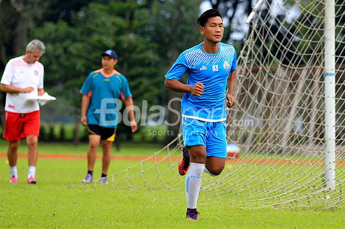 Striker muda Persela Lamongan, Ahmad Nur Hardianto, saat berlatih dengan tim Arema FC di Lapangan Dirgantara Kabupaten Malang, Jawa Timur, Senin (04/12/2017) sore.
