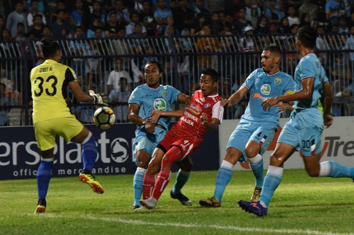 Pemain Arema FC, Dendi Santoso diantara pemain Persela Lamongan dalam laga di Stadion Surajaya, Lamongan, Jumat (16/11/2018).
