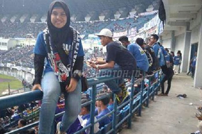 Friska, Bobotoh Girl yang Seorang Diri Menyaksikan Laga Persib Bandung Vs Borneo FC di Stadion Gelora Bandung Lautan Api (GBLA) Sabtu (21/4/2018)