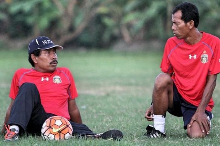 Pelatih BSU, Ibnu Grahan (kiri) berdiskusi dengan asisten pelatih Yusuf Ekodono (kanan).