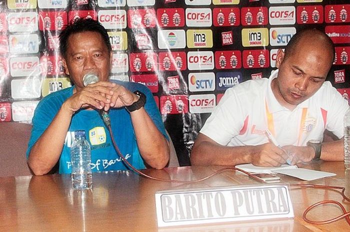 Pelatih Barito, Mundari Karya (kiri), saat berbicara kepada media usai melawan Persija dalam laga la