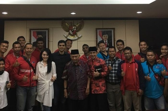 Pemain Garuda Bandung berpose dengan Gubernur Kaltim di Kantor Gubernur Kaltim, Kamis (27/10/2016).