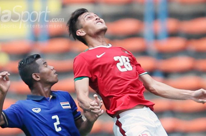 Pemain Timnas U-22 Indonesia, Muhammad Rezaldi Hehanusa (kanan), beraksi melawan Thailand dalam penyisihan Grup B SEA Games XXIX/2017 Kuala Lumpur di Stadion Shah Alam, Selangor, Malaysia, Selasa (15/8). Pertandingan tersebut berakhir imbang 1-1.