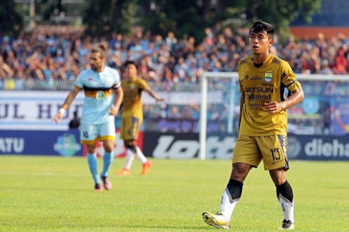 Winger Persib, Febri Hariyadi saat bermain bersama timnya dijamu Persela pada laga pekan ke-31 Liga 1 musim 2017 di Stadion Surajaya, Lamongan, Minggu (22/10/2017) sore.