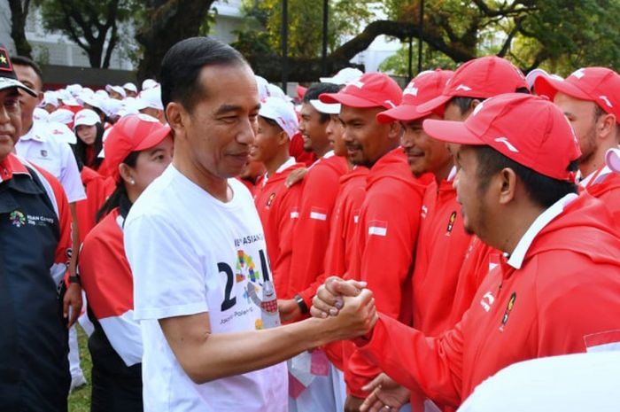 Presiden Joko Widodo sedang melepas para atlet yang akan berlaga di Asian Games 2018 di Istana Negara, Rabu (8/8/2018). 