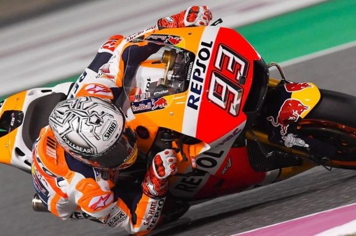 Pebalap Repsol Honda asal Spanyol, Marc Marquez, memacu motornya pada sesi latihan bebas pertama GP Qatar di Sirkuit Internasional Losail, Kamis (23/3/2017).