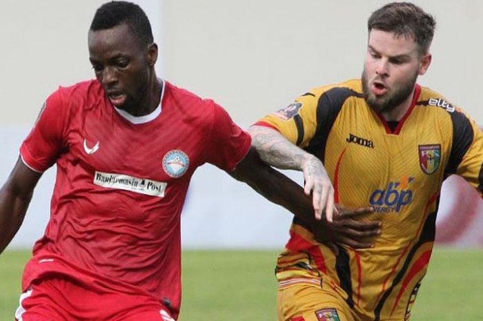  Duel gelandang Mitra Kukar, Danny Guthrie (kanan), dengan striker Martapura FC, Bissa Donald (kiri), pada laga pertama Grup B Piala Presiden 2018 di Stadion Aji Imbut, Tenggarong, Kalimantan Timur, Rabu (17/1/2018). 