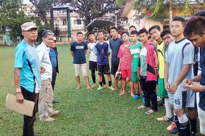 Anggota talent scouting Sumut, Suharto AD (bertopi),  saat menyeleksi pemain untuk timnas U-19 Indonesia di lapangan PPLP Sumut, Kota Medan.