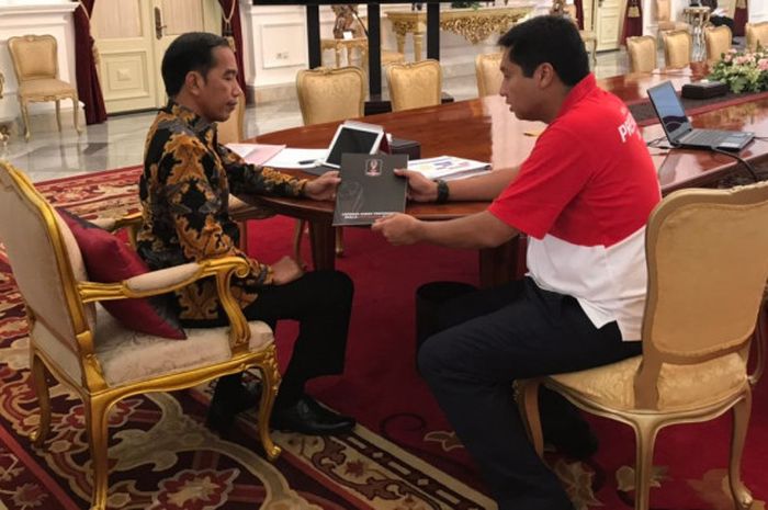 Ketua Steering Committee (SC) Piala Presiden 2018, Maruarar Sirait menyampaikan laporan langsung kepada Presiden Joko Widodo (Jokowi), soal penyelenggaraan fase grup Piala Presiden di Istana Negara, Jakarta, Kamis (1/2/2018).