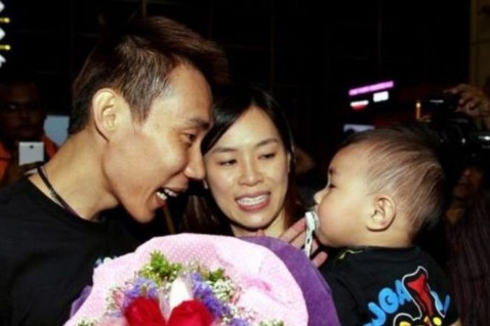 Pebulu tangkis Malaysia, Lee Chong Wei, hadir bersama istri dan anaknya, Wong Mew Choo dan Kingston Lee, di bandara KLIA.