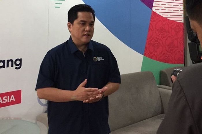 Ketua Umum Inasgoc Erick Thohir menjalani sesi wawancara dengan media setelah rapat dengan Kejaksaan Agung di Jakarta, Kamis (12/4/2018).