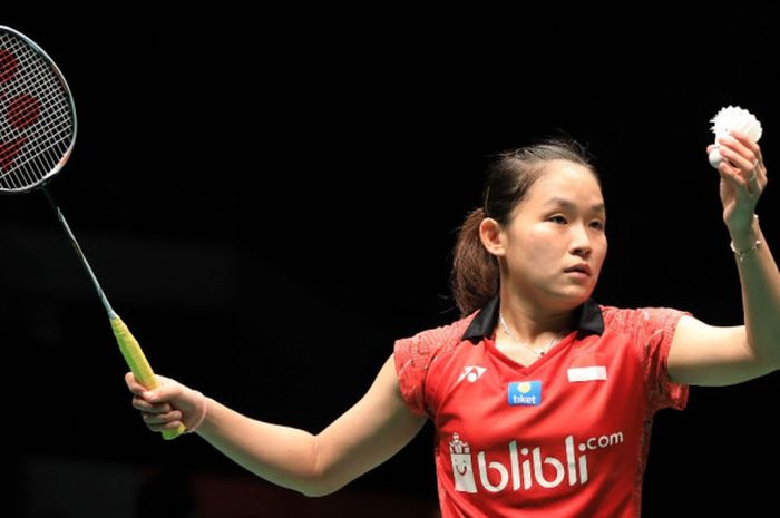 Pebulu tangkis tunggal putri nasional Indonesia, Ruselli Hartawan, bersiap melakukan servis saat tampil pada laga kualifikasi Malaysia Masters 2019 di Axiata Stadium, Bukit Jalil, Kuala Lumpur, Selasa (15/1/2019).