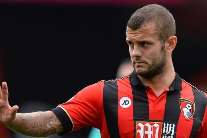 Jack Wilshere membela AFC Bournemouth saat melawan West Bromwich Albion pada lanjutan Premier League, Sabtu (10/9/2016).