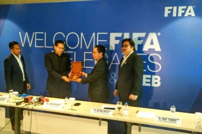 PSSI kembali mendapatkan bantuan dana. Kali ini, giliran FIFA yang mengucurkan dana 1,25 dollar AS atau sekitar Rp 16,6 miliar per tahun untuk program bertajuk FIFA Forward.