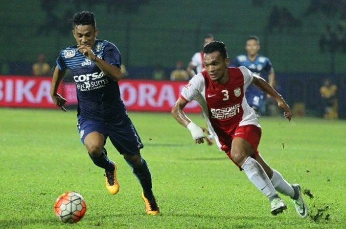Duel fullback Arema Cronus, Beny Wahyudi, dan Penyerang PSM Makassar, Ferdinand Sinaga, dalam laga kedua tim di Stadion Gajayana, Malang, Jumat (14/10/2016).
