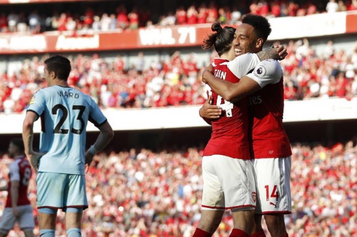Penyerang Arsenal, Pierre-Emerick Aubameyang (kanan), merayakan gol yang dicetak ke gawang Burnley dalam laga Liga Inggris di Stadion Emirates, London pada 6 Mei 2018.