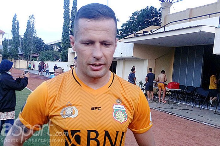 Penyerang Bhayangkara FC, Nikola Komazec memberi keterangan kepada awak media usai latihan, Rabu (4/4/2018) di lapangan Mapolda Jatim.