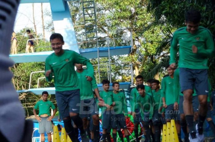 Suasana latihan timnas U-19 Indonesia sesi sore di Hotel Olympic, Yangon, Myanmar, Kamis (14/9/2017).