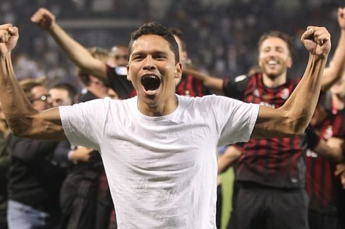 Penyerang AC Milan, Carlos Bacca, merayakan kemenangan timnya dalam ajang Piala Super Italia kontra Juventus di Doha, Qatar, 23 Desember 2016.