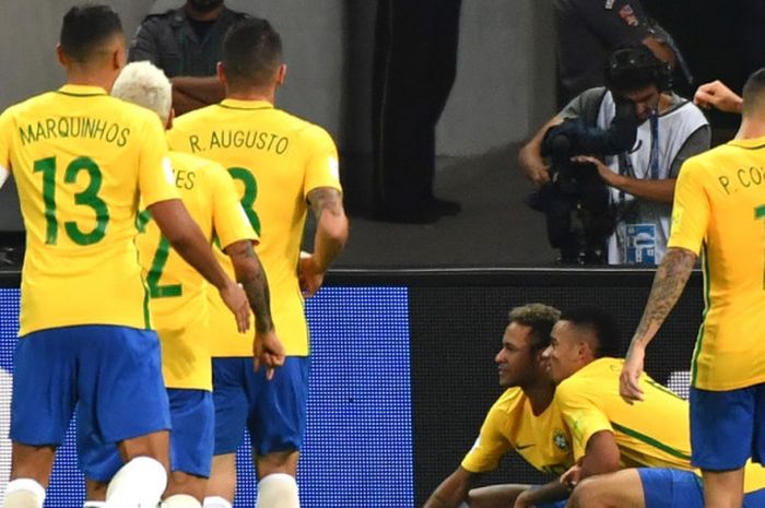Striker Brasil, Gabriel Jesus (kedua dari kanan), merayakan golnya bersama Neymar dalam laga Kualifikasi Piala Dunia 2018 zona Amerika Selatan kontra Cile di Sao Paulo, Brasil, pada 10 Oktober 2017.