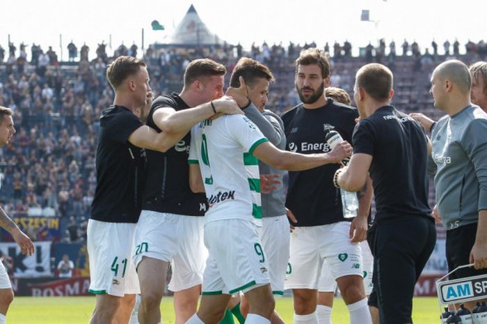   Pemain Lechia Gdansk, Patryk Lipski, merayakan gol yang ia cetak pada laga kontra Pogon Szczecin di Stadion Miejski im. Floriana Krygiera pada laga lanjutan ronde degradasi Liga Polandia pada Sabtu, 12 Mei 2018.  