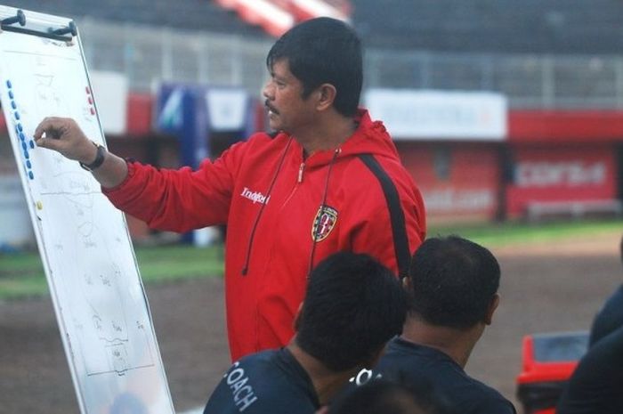Pelatih Bali United, Indra Sjafri, saat memimpin latihan tim di Stadion Kapten Wayan Dipta, Gianyar, Jumat (20/1/2017) sore.