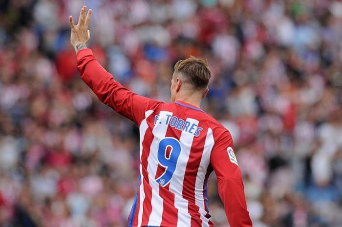 Penyerang Atletico Madrid, Fernando Torres, merayakan gol yang dia cetak ke gawang Sporting Gijon dalam pertandingan La Liga di Stadion Vicente Calderon, Madrid, Spanyol, 17 September 2016.