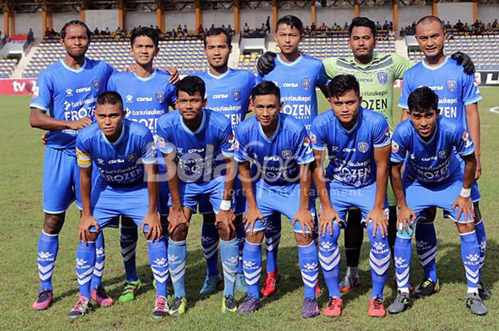 Skuat PSPS Riau berpose menjelang dimulainya laga melawan PSIR Rembang pada laga perdana Liga 2 di Stadion Kaharuddin Nasution, Selasa (24/4/2018).
