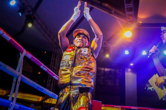 Petinju Indonesia, Jansen Hebi Marapu, merayakan kemenangannya pada ajang Mahkota Boxing Superseries, di Cilandak Town Square, Jakarta, Sabtu (10/3/2018).
