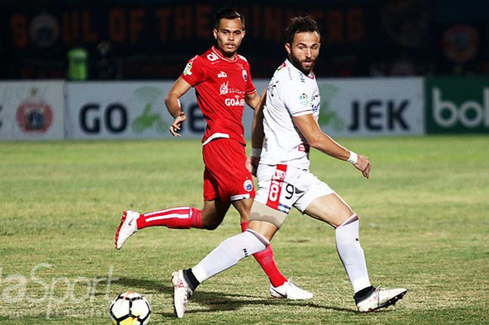 Aksi pemain Bali United, Ilija Spasojevic (depan), saat menggiring bola dibayangi pemain Persija Jakarta dalam laga pekan ke-16 Liga 1 2018 di Stadion Sultan Agung, Bantul, pada Selasa (17/7/2018).