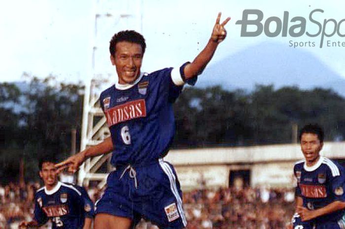  Legenda Persib Bandung, Robby Darwis, saat masih menjadi kapten tim di kompetisi Liga Indonesia. 