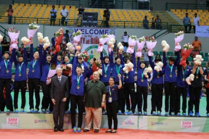 Tim Voli Putri Jepang usai menjuarai Asia Women's Senior Volleyball Championships 2017 di Manila, Filipina, pada Kamis (17/8/2017)