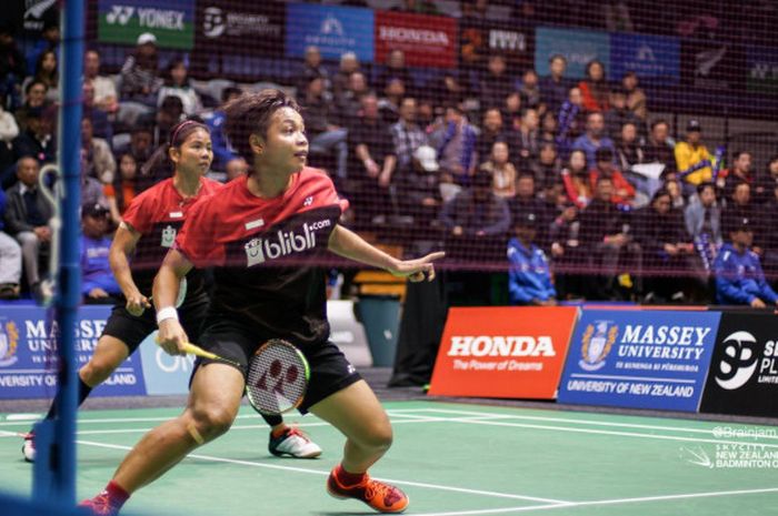 Apriani Rahayu (depan) dan Greysia Polii saat menghadapi ganda putri Malaysia, Vivian Hoo/Woon Khe Wei, di semifinal New Zealand Open 2017, Sabtu (5/8/2017).