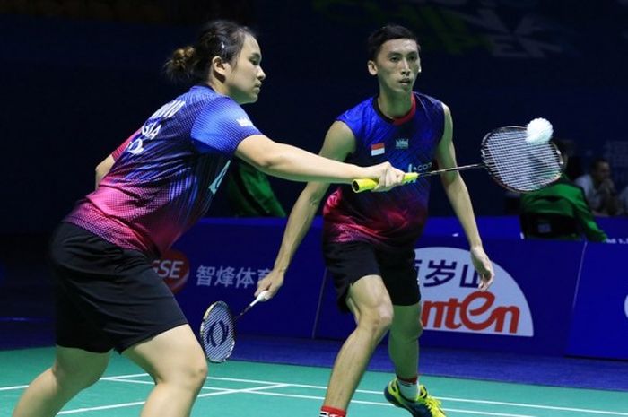 Pasangan ganda campuran Indonesia, Ronald Alexander/Melati Daeva Oktaviani, saat bertanding melawan Yang Lee/Hsu Ya Ching (Taiwan) pada babak kesatu turnamen China Terbuka di Haixia Olympic Sports Center, Selasa (15/11/2016). Ronald/Melati menang 21-17, 18-21, 21-15.