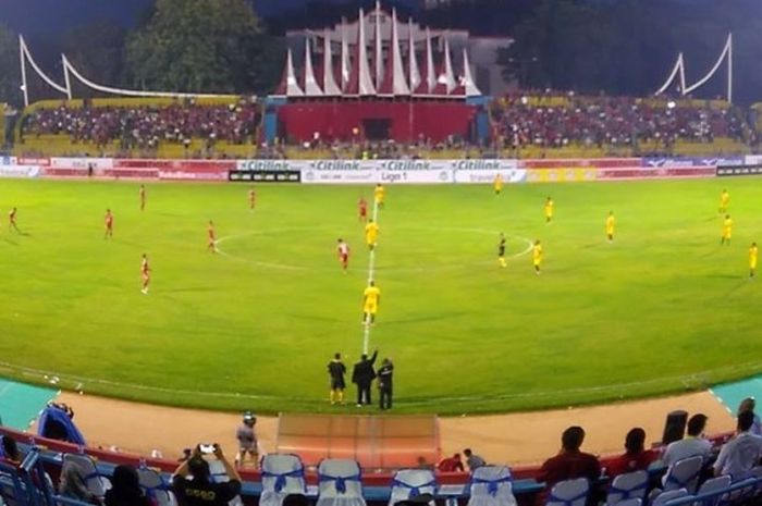 Suasana jelang kick-off laga Semen Padang kontra tamunya Sriwijaya FC pada laga perdana Liga 1 musim 2017 di Stadion H Agus Salim, Senin (17/4/2017) malam. 