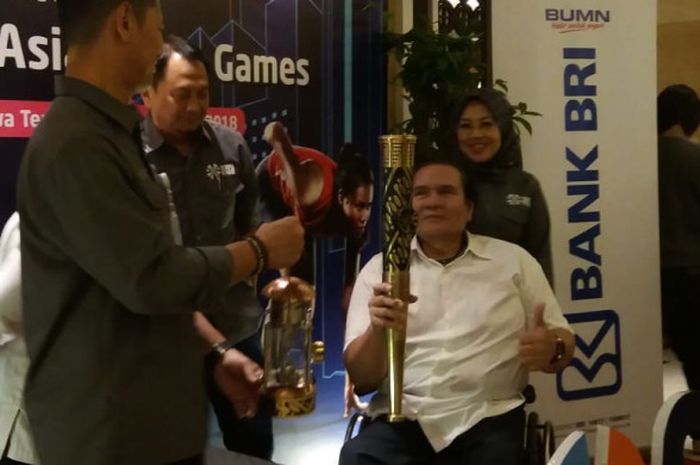 Ketua NPC Indonesia, Senny Marbun, memegang obor Asian Para Games 2018 saat media gathering Asiang Para Games 2018 di Solo.