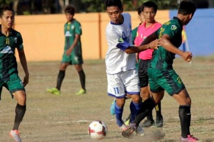 Gelandang Anang Hadi (8) adalah salah satu 'korban' sepak bola gajah antara PSS Sleman kontra PSIS Semarang di Stadion AAU, Yogyakarta, Minggu (26/10/2014). 