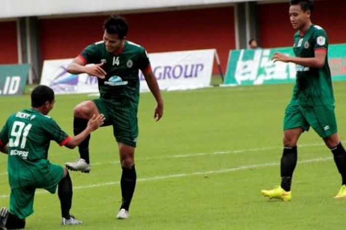 Striker PSS, Risky Novriansyah (14) melakukan selebrasi atas golnya ke gawang Persip dengan sabutan rekannya, Dicky Prayoga di Stadion Maguwoharjo, Sleman, Minggu (19/6/2016) sore. 