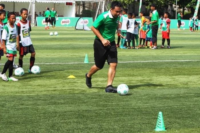 Eks penyerang tim nasional (timnas) Indonesia, Gendut Doni Caristiawan, ketika memberikan coaching clinic kepada para peserta MILO Football Clinic Day di Lapangan Simprug, Jakarta, Minggu (24/4/2016).
