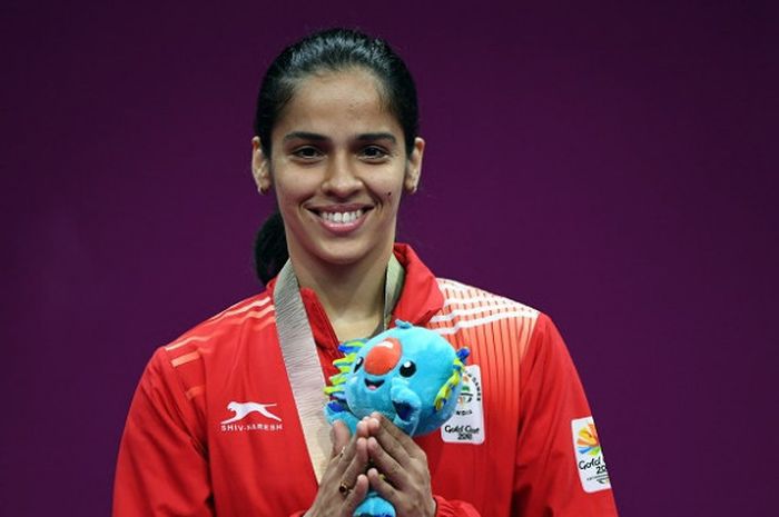 Pebulu tangkis tunggal putri India, Saina Nehwal, berpose di podium setelah meraih medali emas Commonwealth Games 2018. Medali emas didapat seusai menumbangkan Pusarla Venkata Sindhu, 21-18, 23-21, pada final yang berlangsung di Carrara Sports Arena, Gold Coast, Australia, Minggu (15/4/2018).