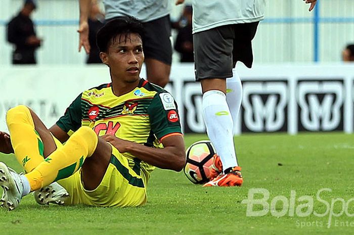 Ekspresi gelandang Kedah FA, Baddrol Bakhtiar, usai ditekel pemain Persela Lamongan dalam laga perdana Suramadu Super Cup 2018 di Stadion Gelora Bangkalan, Jawa Timur, Senin (08/01/2018) sore.