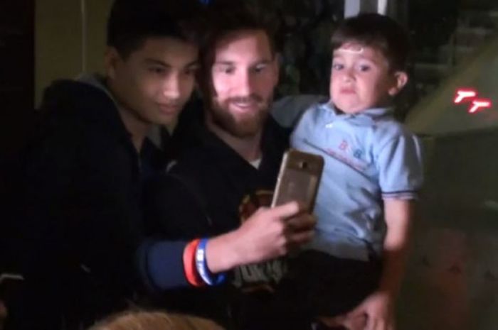 Lionel Messi yang baru tiba di Barcelona setelah membela Timnas Argentina di Kualifikasi Piala Dunia 2018 meladeni para fans yang ingin berfoto pada Rabu (11/10/2017) malam waktu setempat.