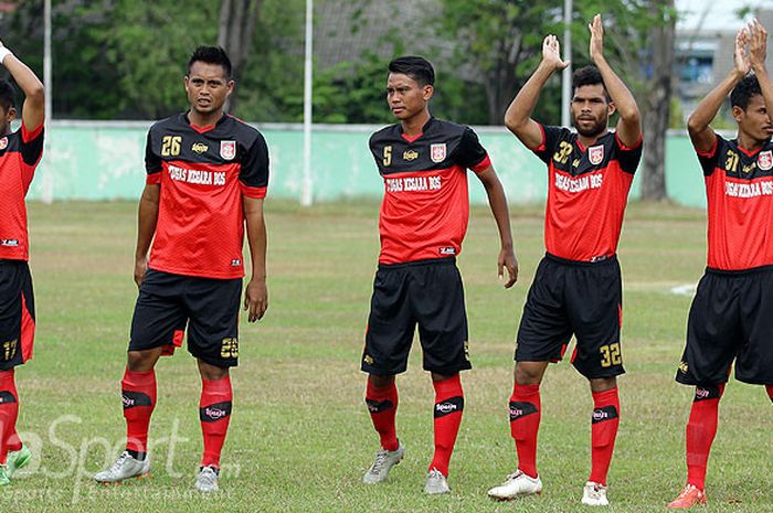 Pemain PS Mojokerto Putra memberikan aplaus kepada penonton menjelang dimulainya laga babak 16 besar Grup D Liga 2 melawan Madura FC di Lapangan Kodikal Bumimoro Surabaya, Jawa Timur, Sabtu (23/09/2017) sore.
