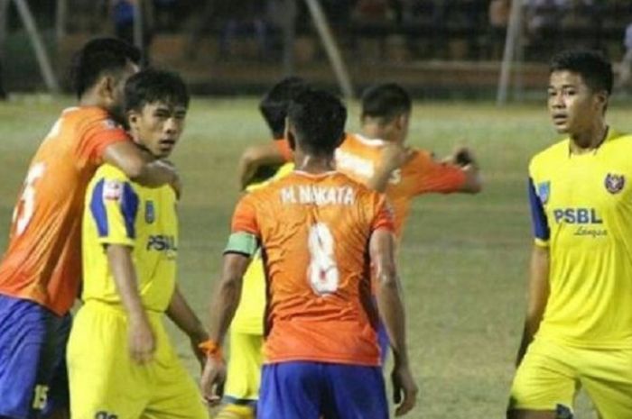 Pemain Persiraja Banda Aceh terlibat bentrok dengan pemain PSBL Langsa di Stadion H. Dimurthala, Banda Aceh, Sabtu (29/7/27).