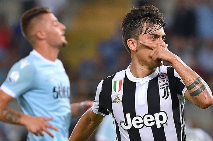 Penyerang Juventus, Paulo Dybala, melakukan selebrasi seusai mencetak gol ke gawang Lazio lewat titik penalti dalam laga Piala Super Italia di Stadion Olimpico, Roma, pada 13 Agustus 2017.