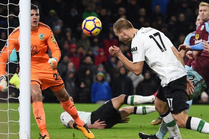 Bek Liverpool, Ragnar Klavan, mencetak gol ke gawang  Burnley pada laga Liga Inggris di Turf Moor, Burnley, 1 Januari 2018.