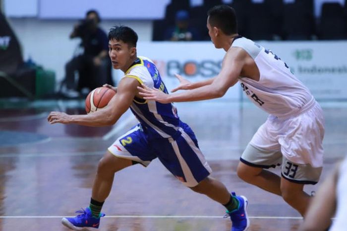 Pebasket Satria Muda, Hardianus, saat tampil pada laga pramusim IBL GO-JEK Tournament.