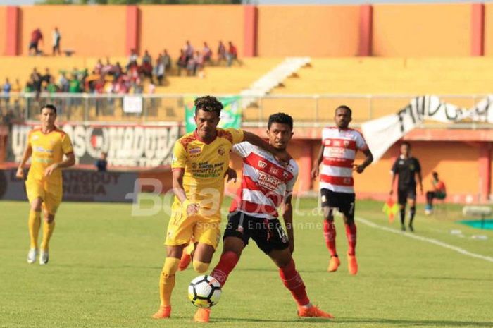 Suasana laga Madura United vs Sriwijaya FC di laga Liga 1 yang bergulir di Stadion Pamekasan, Sabtu (7/4/2018).