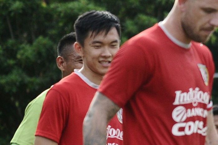 Sutanto Tan (tengah) dalam sesi latihan Bali United, Rabu (3/1/2018) di Lapangan Banteng, Seminyak.